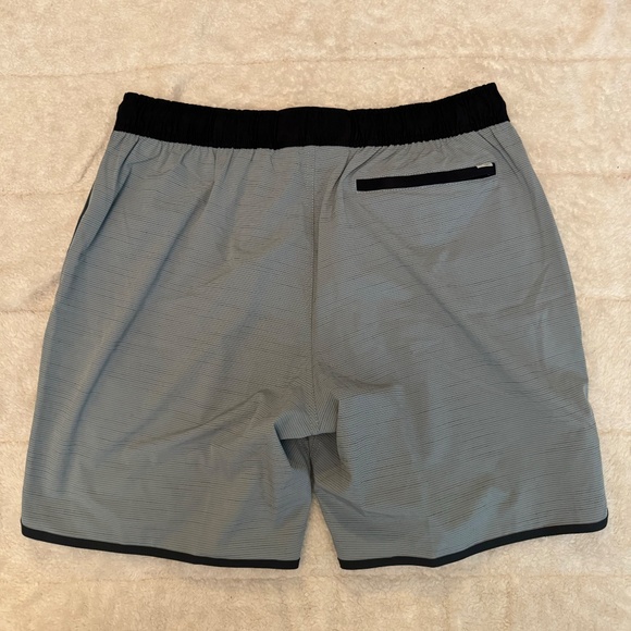 Vuori Banks Short - Light Cloud Slub Stripe - Large - Picture 2 of 2